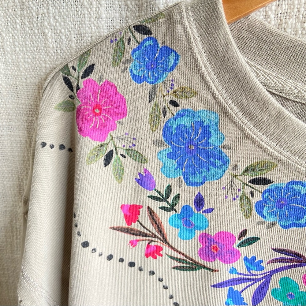 Natural Life pullover sweatshirt long sleeve tee M gray tan taupe floral graphic
